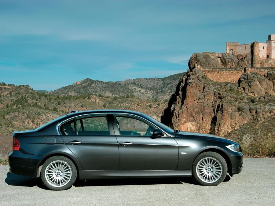  BMW 330i Sedan 2005 года  (фото 6 из 16)